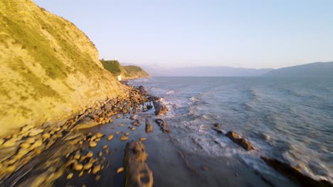 Drohnenflug-Im-Tief--Bis-Hochflug-Entlang-Der-Felsigen-Küste-Von-Vlore,-Kleine-Wellen-Am-Strand,-Albanien