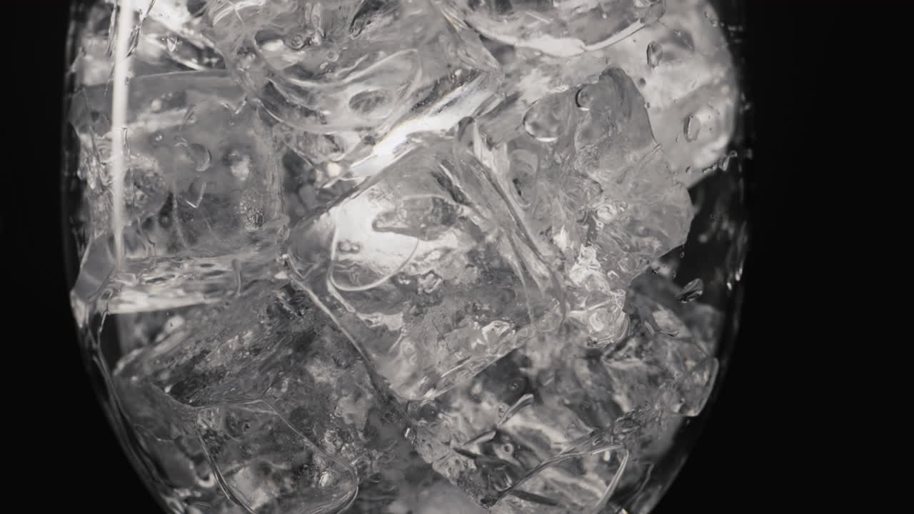 클로즈업 얼음 큐브 와인 글래스, 음료 및 테일 개념