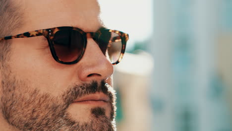 hombre con gafas de sol