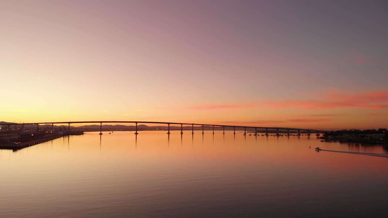 일출 공중에서 코로나도 다리 아래 샌디에고 보트