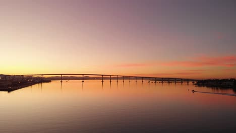 San-Diego-Boote-Unter-Der-Coronado-Brücke-Bei-Sonnenaufgang