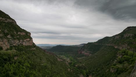 Zeitraffer-Eines-Bewölkten-Sturmtages-In-Sant-Miquel-De-Fai,-Barcelona,-Katalonien,-Spanien