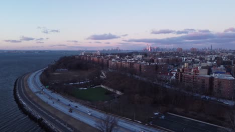 Tráfico-De-Hora-Pico-Al-Atardecer-En-Belt-Parkway-En-Brooklyn,-Ciudad-De-Nueva-York