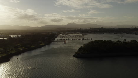 Toma-Aérea-Ascendente-Del-Puerto-Deportivo-Con-Yates-Y-Barcos-De-Atraque-En-Gladstone,-Australia-Durante-La-Puesta-De-Sol