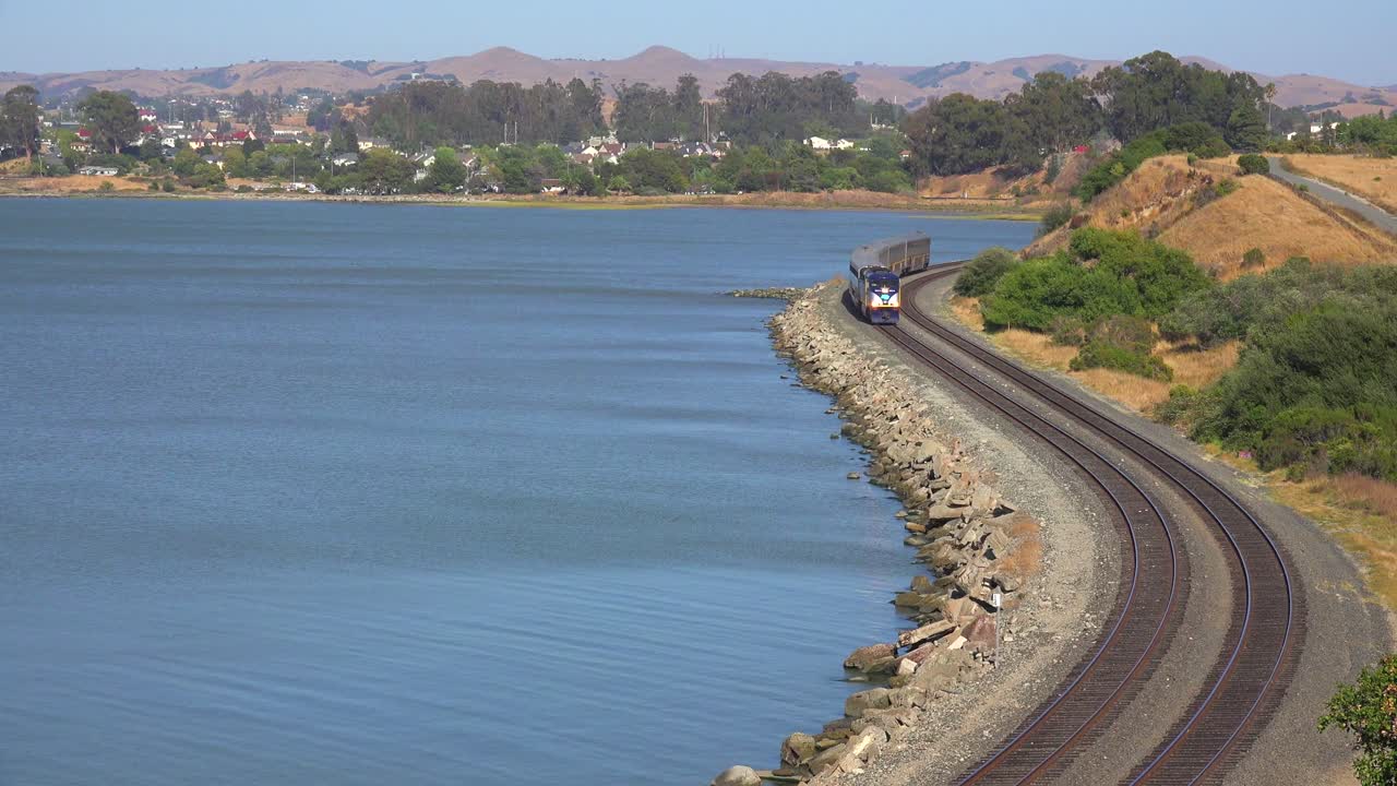 암트랙 열차는 캘리포니아 1 베이 지역의 해안선을 따라 지나갑니다.