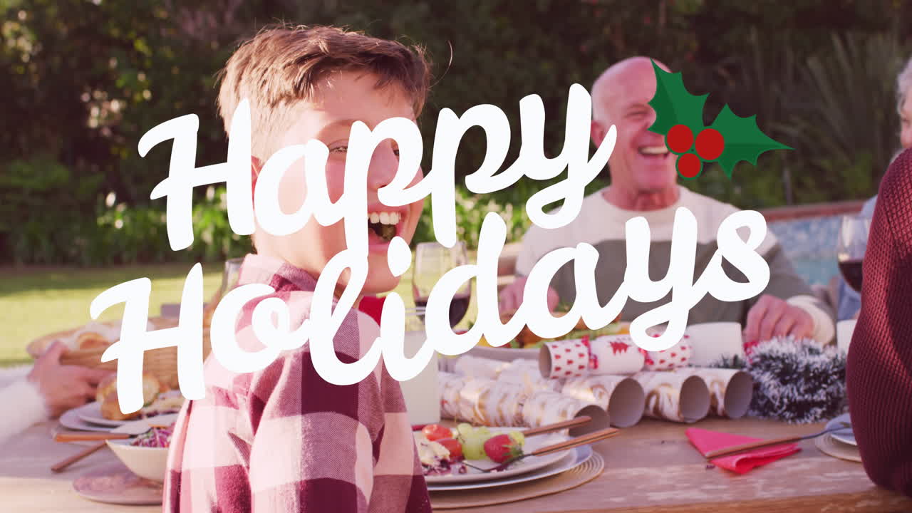 Animation af julehilsenstekst over familie ved julebordet