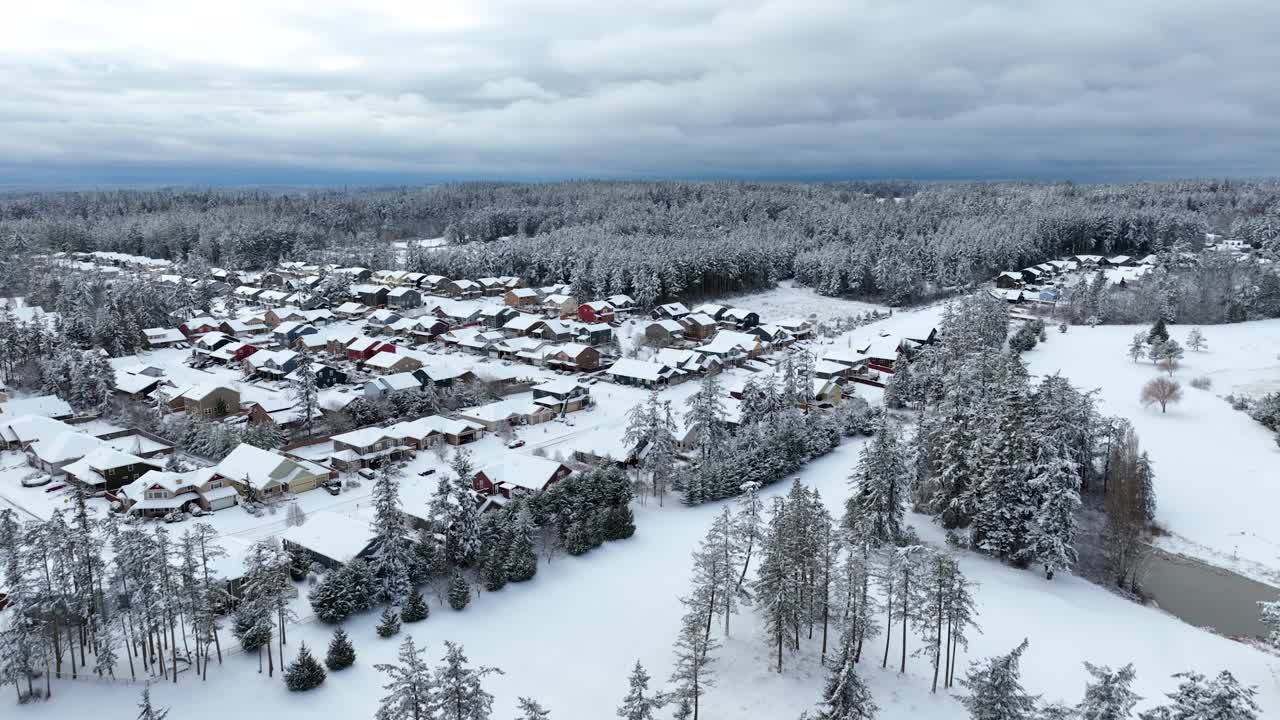 눈으로 뒤덮인 위드비 섬 공동체의 조감도