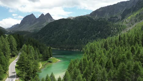 Herrliche-Wasserlandschaft,-Umgeben-Von-Bergen