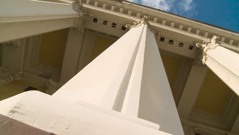 vista de bajo ángulo de columnas clásicas en un edificio