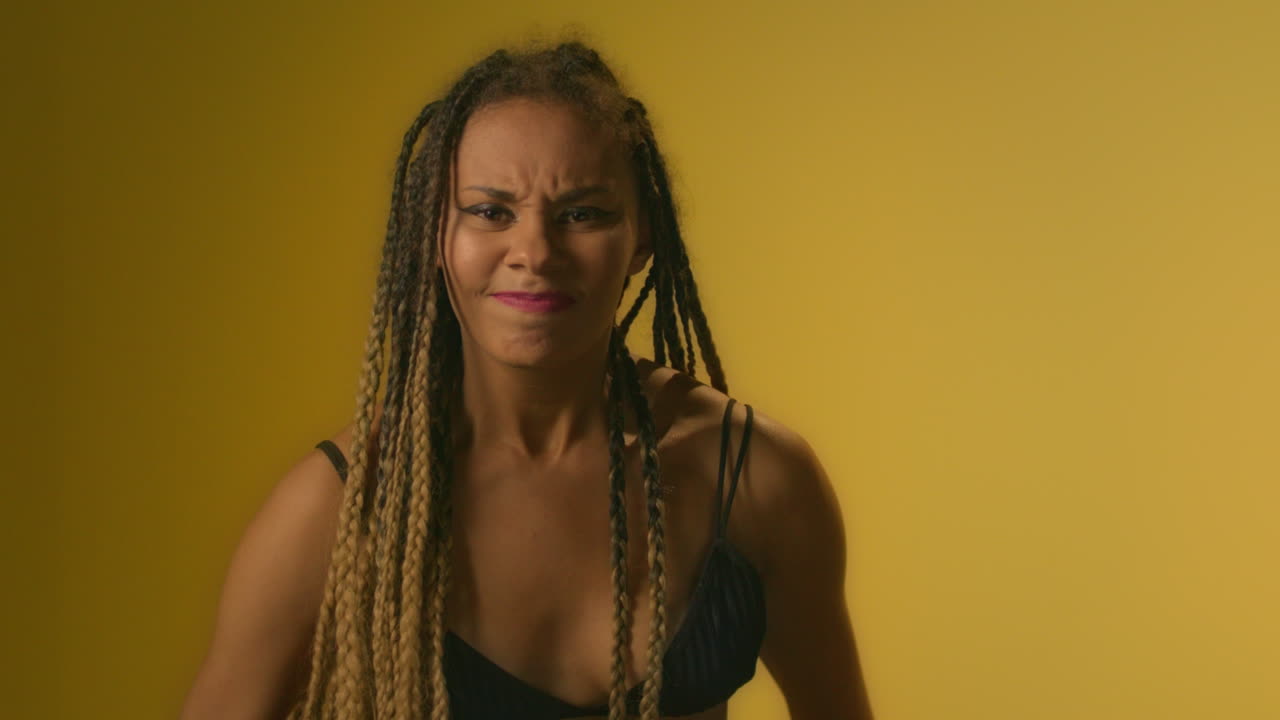 яростная женщина злится и нервно махает руками и трясет волосами афро