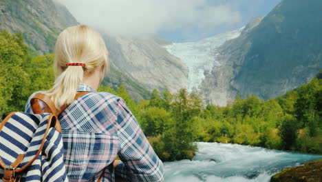 Una-Mujer-Viajera-Mira-Las-Hermosas-Montañas-Y-El-Glaciar-En-El-Glaciar-Briksdal-Superior-En-Noruega-El