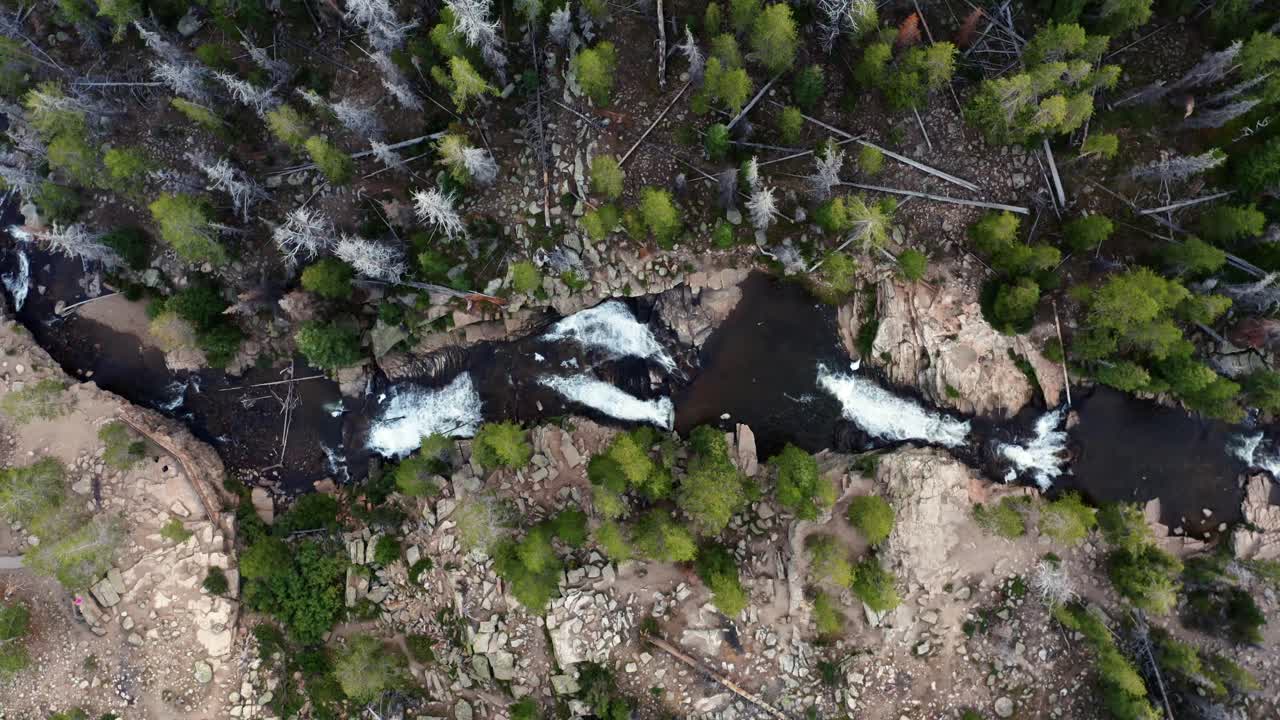 vista aérea de drones en la parte superior de la vista de pájaro de la hermosa cascada provo falls en el bosque nacional uinta wasatch cache en utah en una tarde nublada de verano