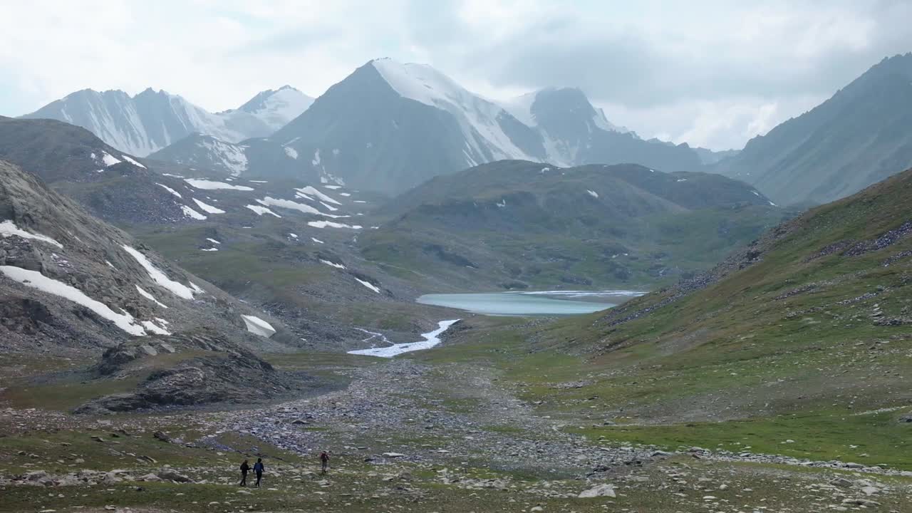 Caminhada nas belas Montanhas Alay, na região de Osh, no Quirguistão