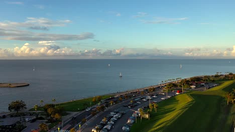 Lakefront-at-sunset-in-New-Orleans,-Louisiana