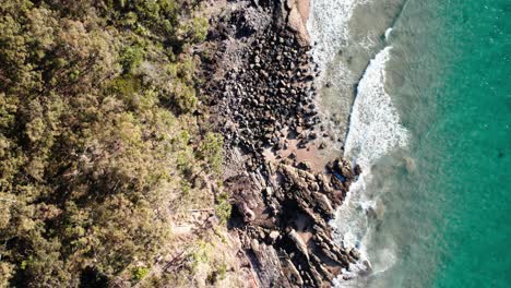 Vogelperspektive-Auf-Felsigen-Strand-In-Noosa-Shire,-Queensland,-Australien---Drohnenaufnahme