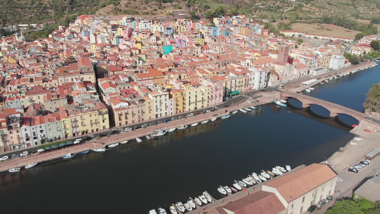 Panoramica aerea dal fiume Temo al Castello di Serravalle, Bosa, Sardegna.