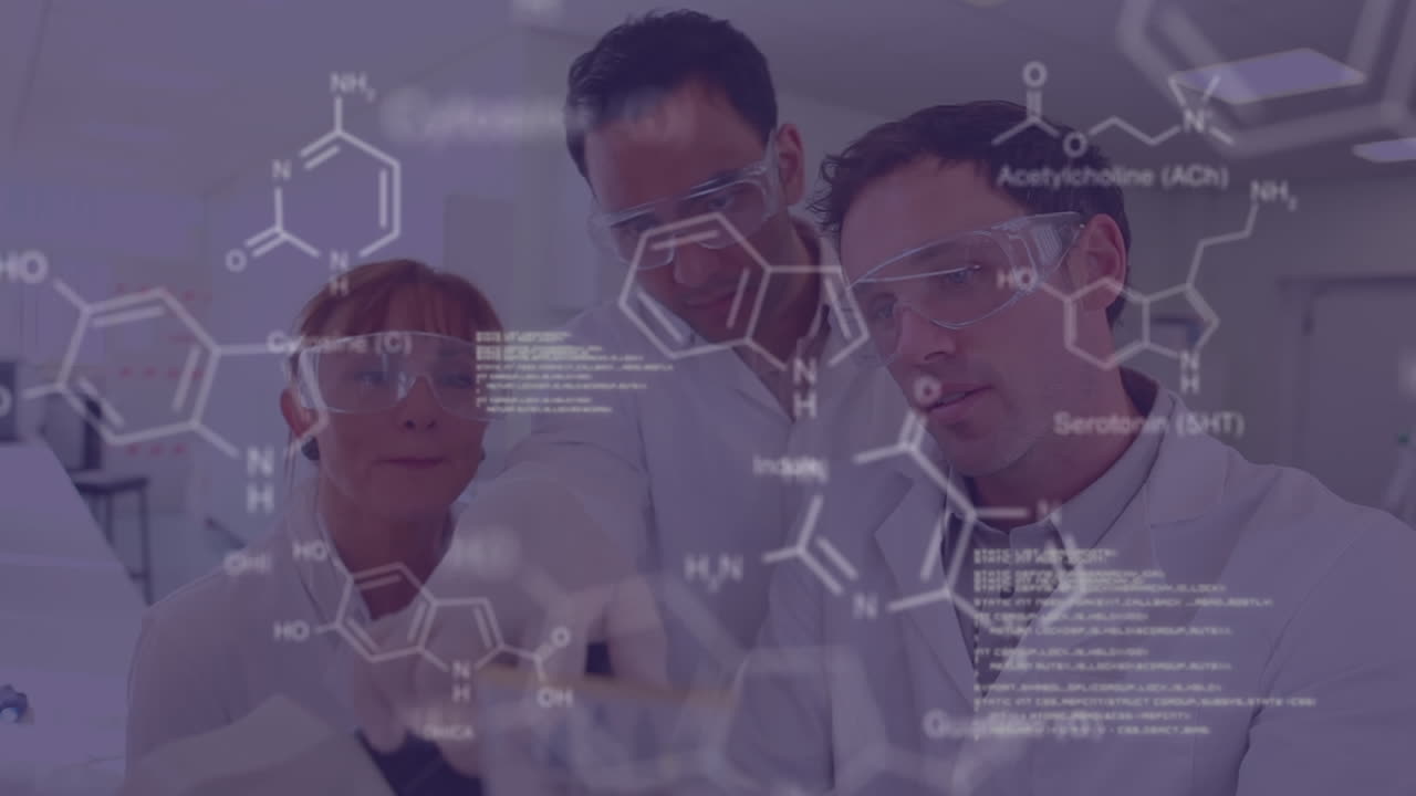 tres científicos y un microscopio con texto en movimiento y datos científicos