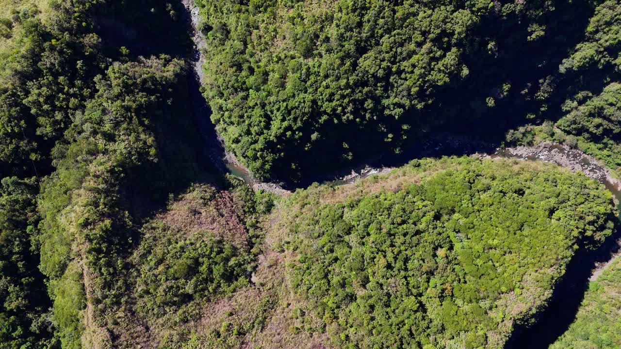 imágenes de drones de arriba hacia abajo de un río en la selva de luzon, norte de filipinas