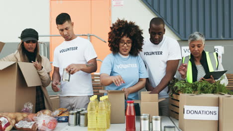 personas felices, voluntarios y cajas de donaciones