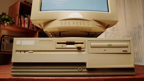 insertando un disquete en una computadora antigua