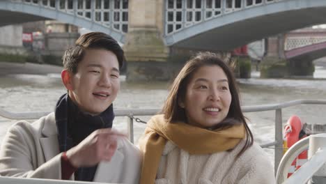 런던 영국 2에서 템스 강 보트 여행을 휴가에 젊은 아시아 부부