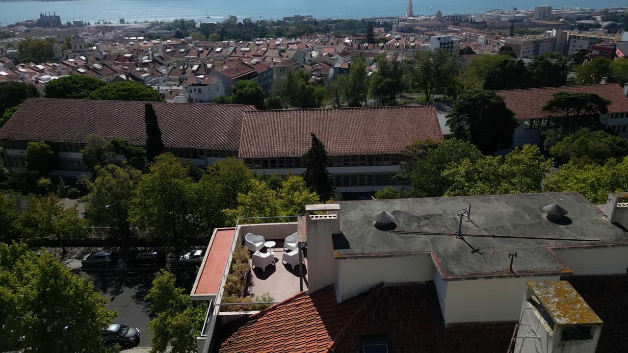 포르투갈 리스본의 타구스 강의 드론 촬영으로 주거 주택과 지평선을 보여줍니다.