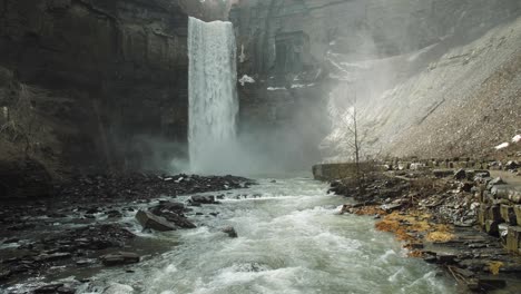 Hermosa-Cascada-En-Nueva-York-4k