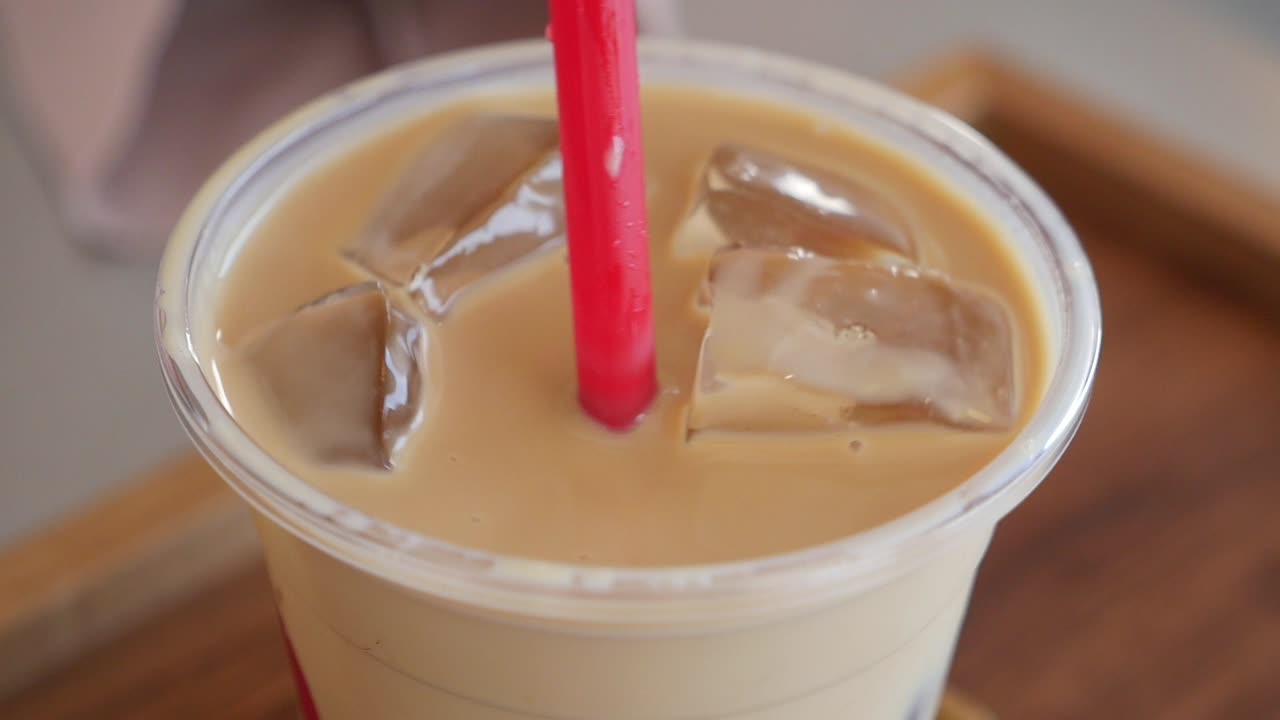 Caffe' ghiacciato in una tazza di plastica