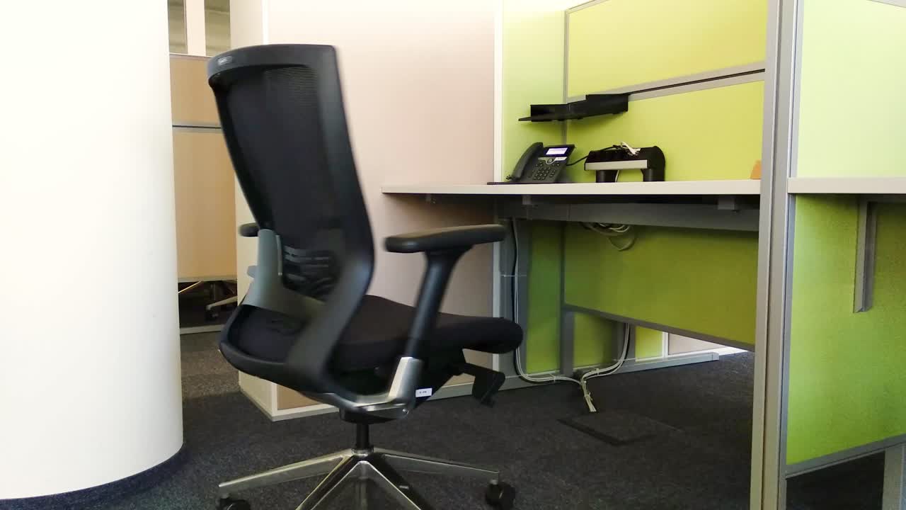 silla en la oficina. escritorio vacio