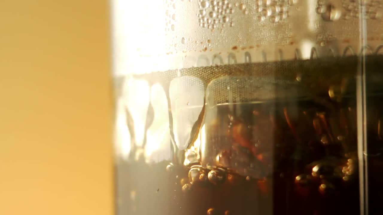 Kopi diseduh di dalam french press