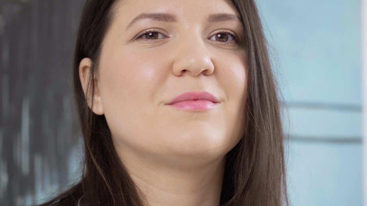 mujeres aplicando maquillaje con un pincel y sonriendo a la cámara, cerca bonita