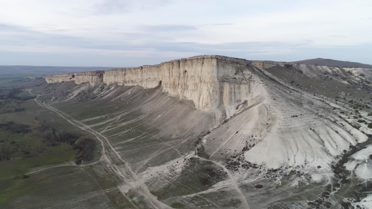 vista aérea de un acantilado de tiza blanca y el paisaje circundante