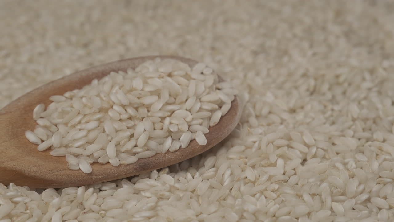 cuchara de madera giratoria de cereal de arroz blanco