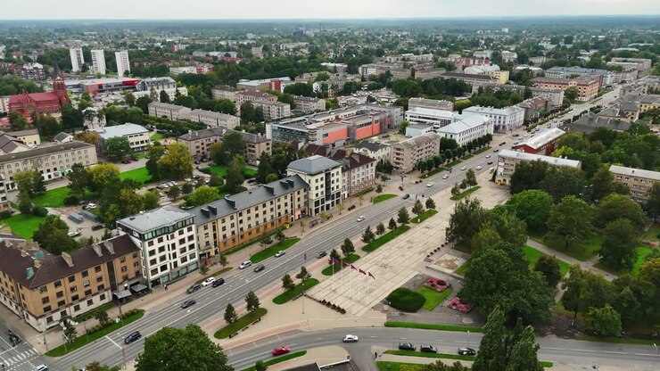 Vista aerea della città di Jelgava da Piazza del Duca Jacob in Lettonia. - ripresa in allontanamento