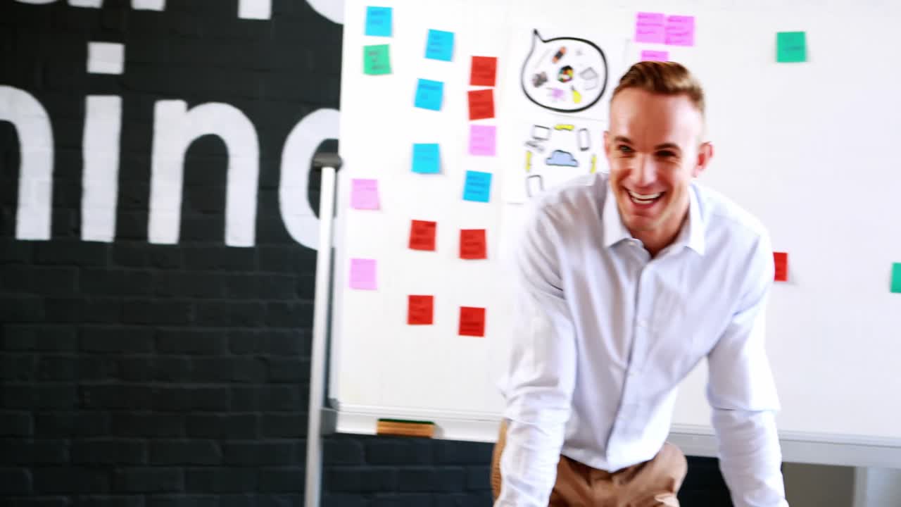 hombre de negocios interactuando con sus compañeros de trabajo