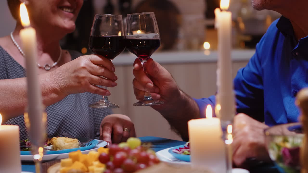 Coppia a cena insieme con vino