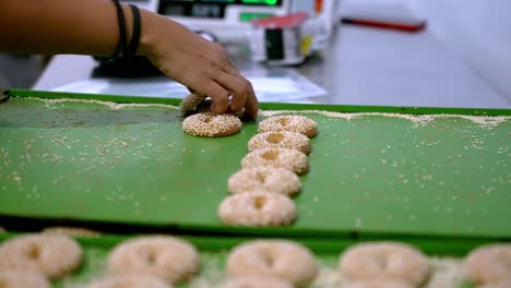 línea de producción de manos de mujeres haciendo galletas