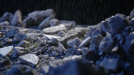 Tormenta-Vespertina-Gotas-De-Lluvia-Cayendo-Sobre-La-Superficie-De-Escombros-Rocosos-De-Cerca-En-Movimiento-Suave-Macro-Dolly