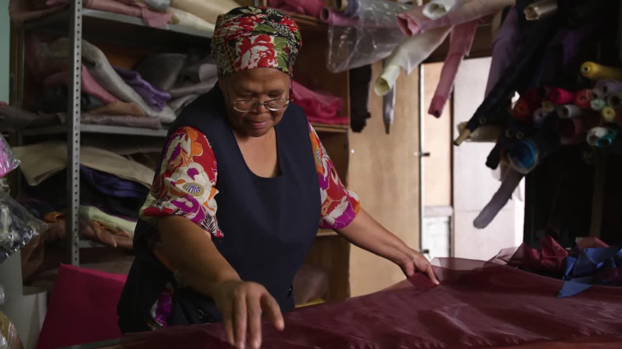 mujer de raza mixta trabajando en una fábrica de sombreros