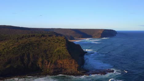 Playas-Paradisíacas-De-Cala-Con-Colinas-Costeras-En-El-Campamento-De-La-Era-Norte-En-El-Parque-Nacional-Real,-Nueva-Gales-Del-Sur,-Australia