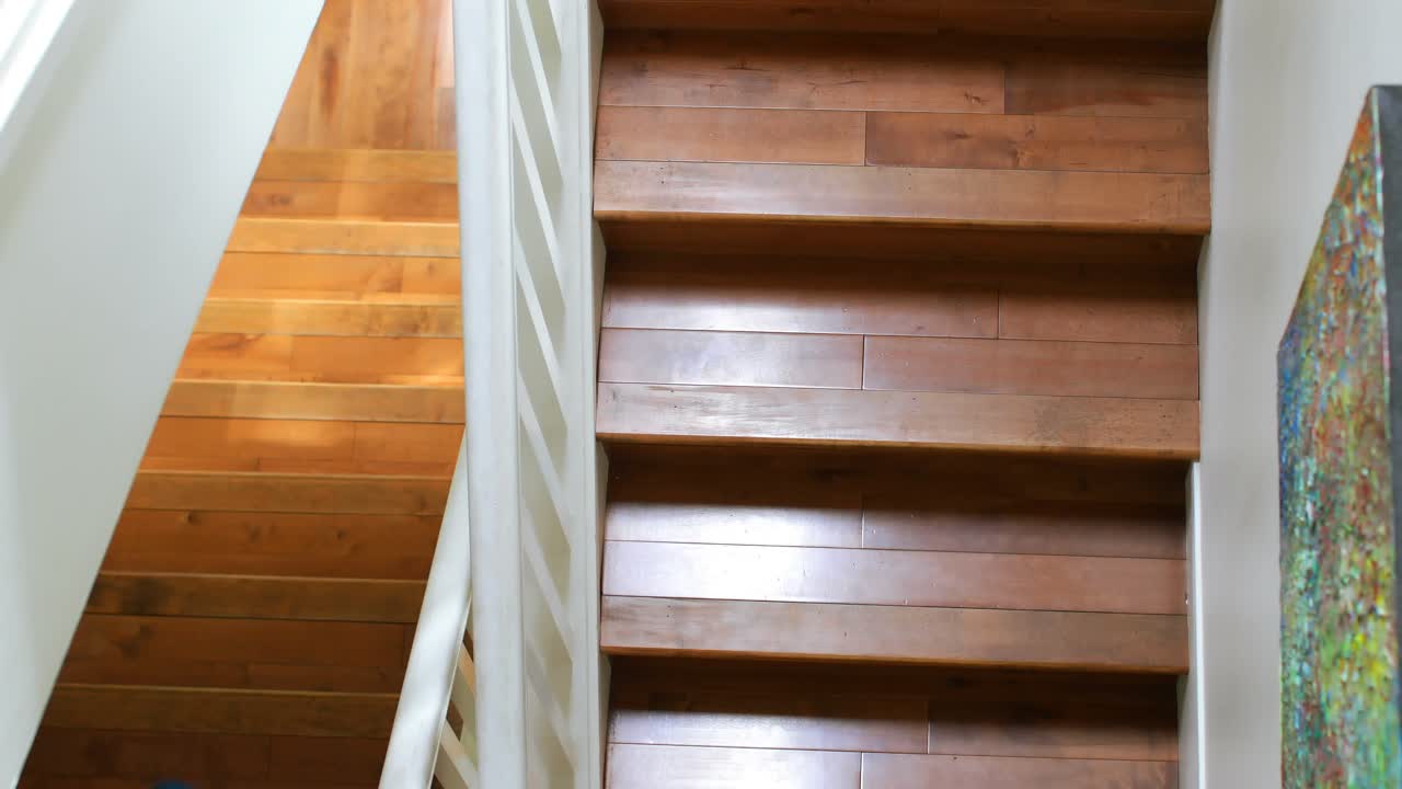 отец и дочь идут по лестнице 4к