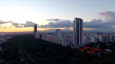 Rascacielos-A-Lo-Largo-De-La-Avenida-Anacaona-Al-Atardecer,-Santo-Domingo-En-República-Dominicana