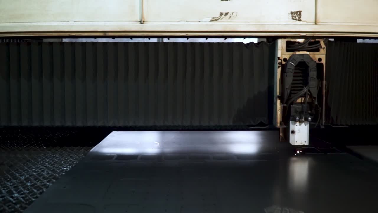 máquina de corte por láser en funcionamiento