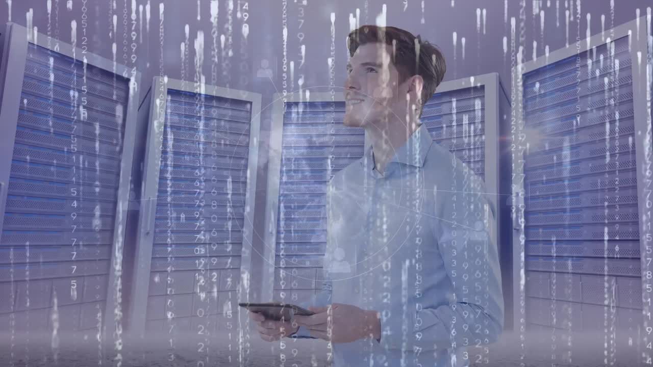 animación del procesamiento de datos sobre el hombre de negocios en la sala de servidores