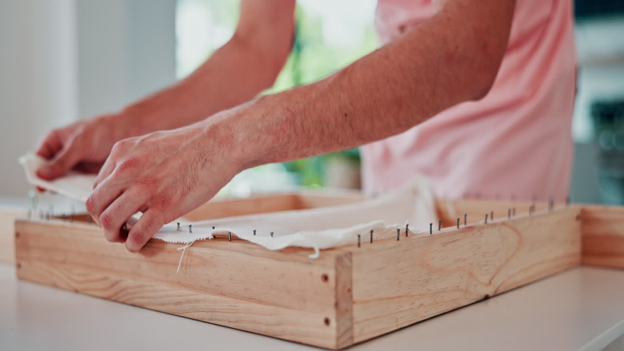persona que trabaja en un proyecto de punto de aguja