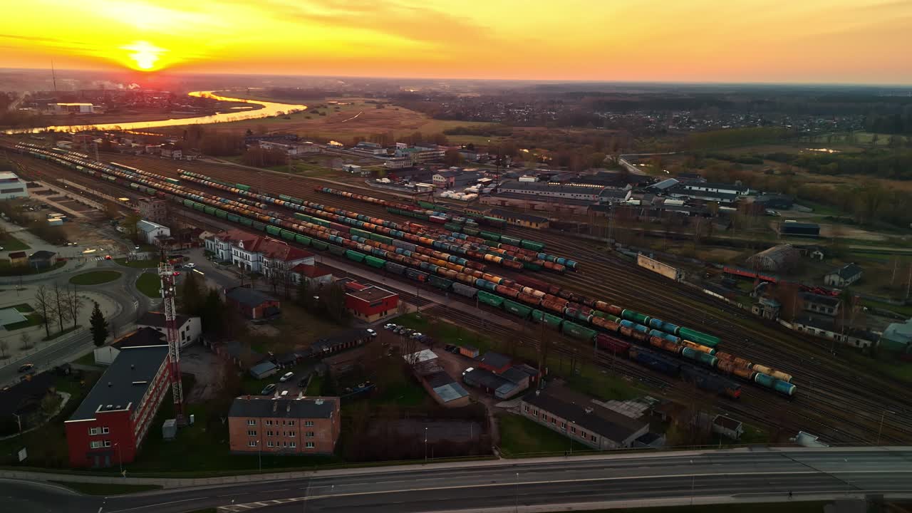 Luftaufnahme über einen Rangierbahnhof während eines goldenen Sonnenaufgangs