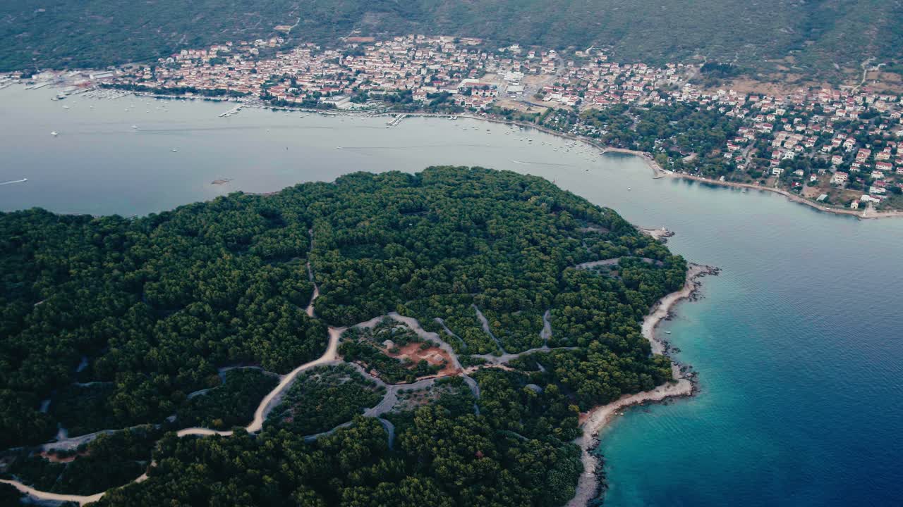 puesta de sol de verano sobre la isla croata krk - 4k inspire 2 drone