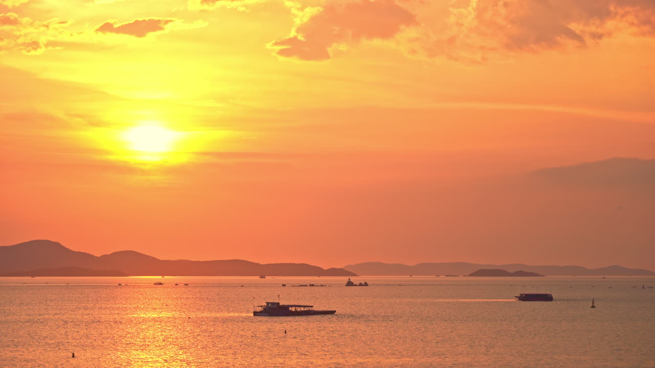 극적인 주황색, 빨간색 및 노란색 일몰