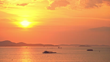 Dramatischer-Sonnenuntergang-In-Orange,-Rot-Und-Gelb