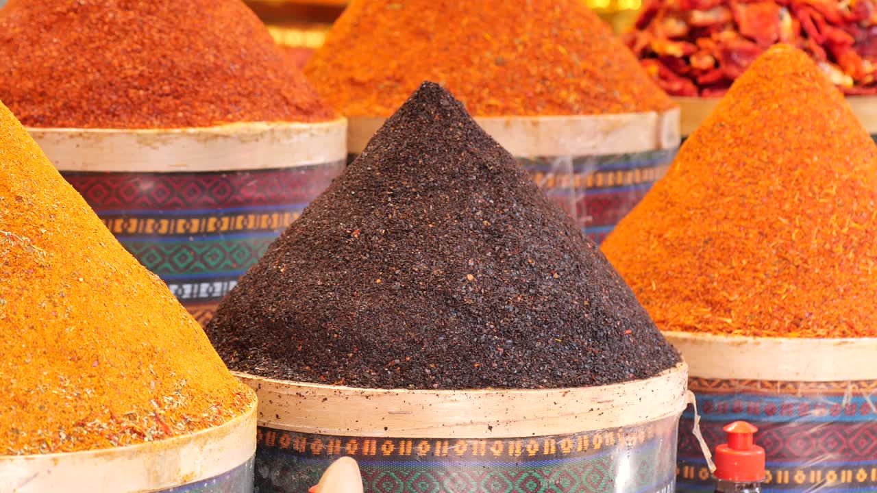 터키 시장 에서 다채로운 향신료
